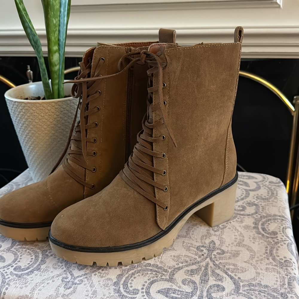 Oasis Society boots 2 1/2 in heel
